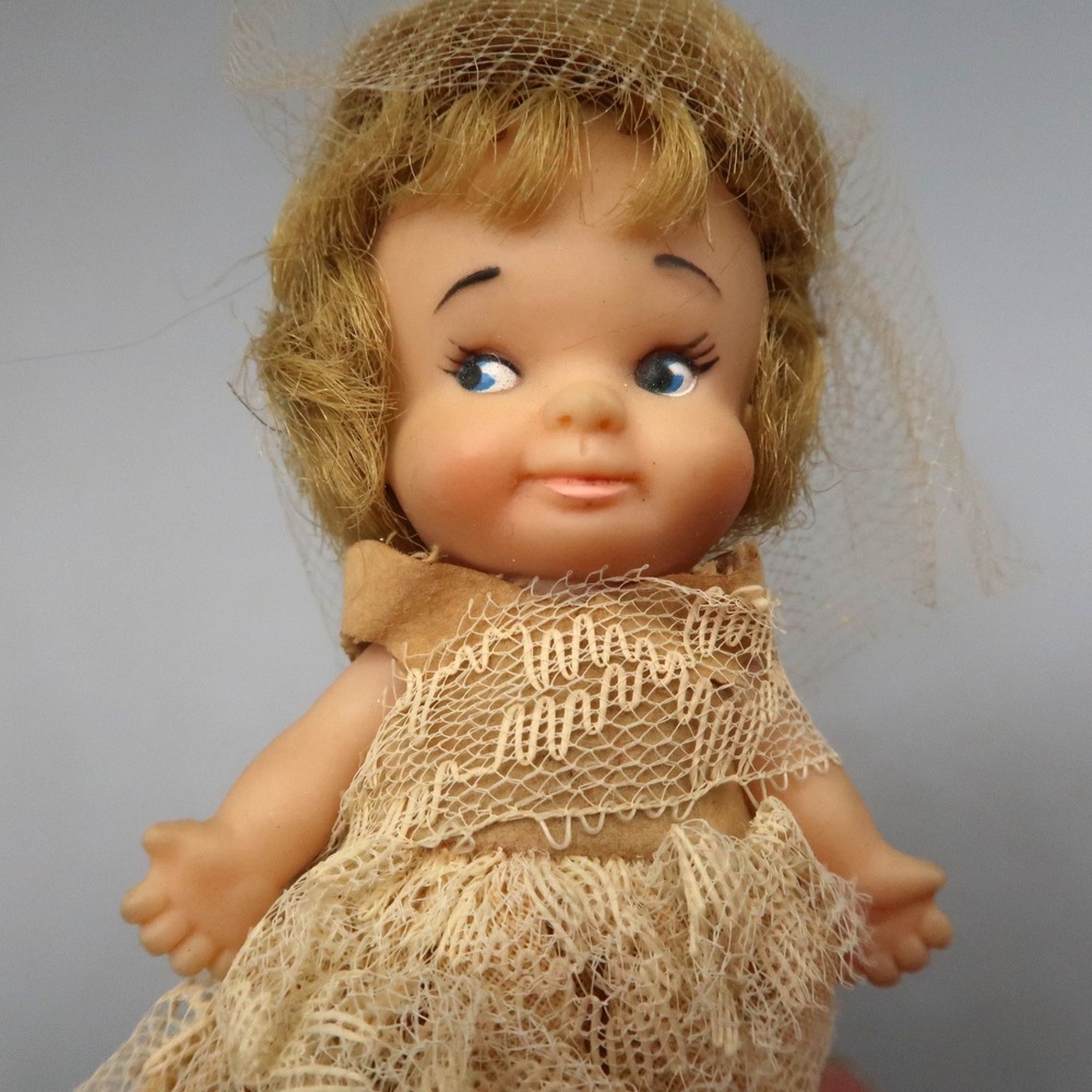 Vintage PEE WEE Dolls Uneeda 1965 Peewees 4" & Mattle Sunshine Family House Room - Picture 7 of 16